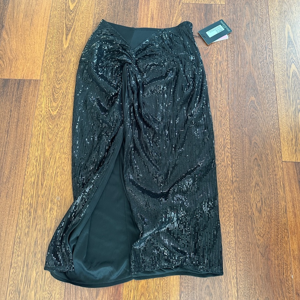 Pretty little thing skirt with slit